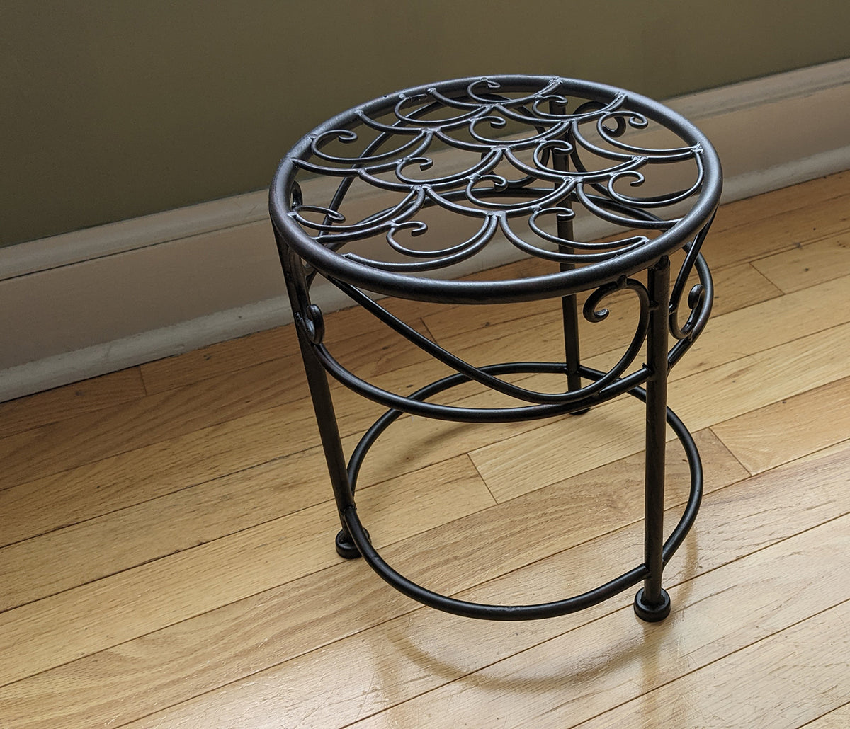 Round Plant Stands – Robin's Nest